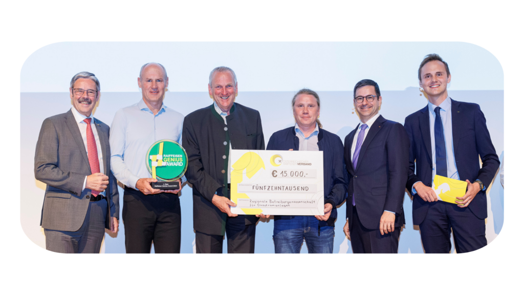 Mitglieder der regionalen Betreibergenossenschaft für Ökostromanlagen, Generalsekretär Johannes Rehulka und Manuel Hanselmann bei der Prämierung in Alpbach